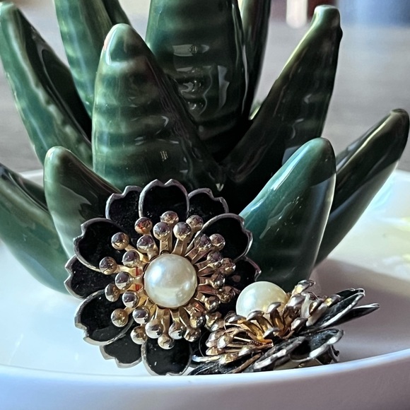 Black Floral Faux Pearl Clip-on Earrings - Picture 2 of 7